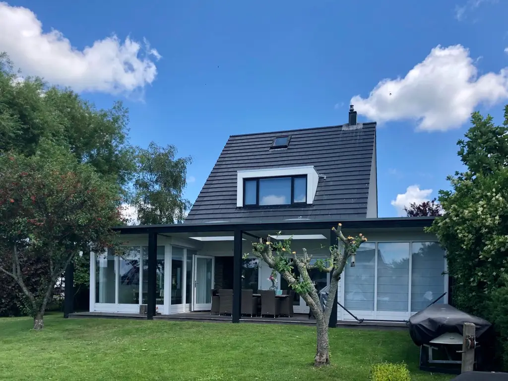 Luxe wonen aan het water: een beachy droomhuis