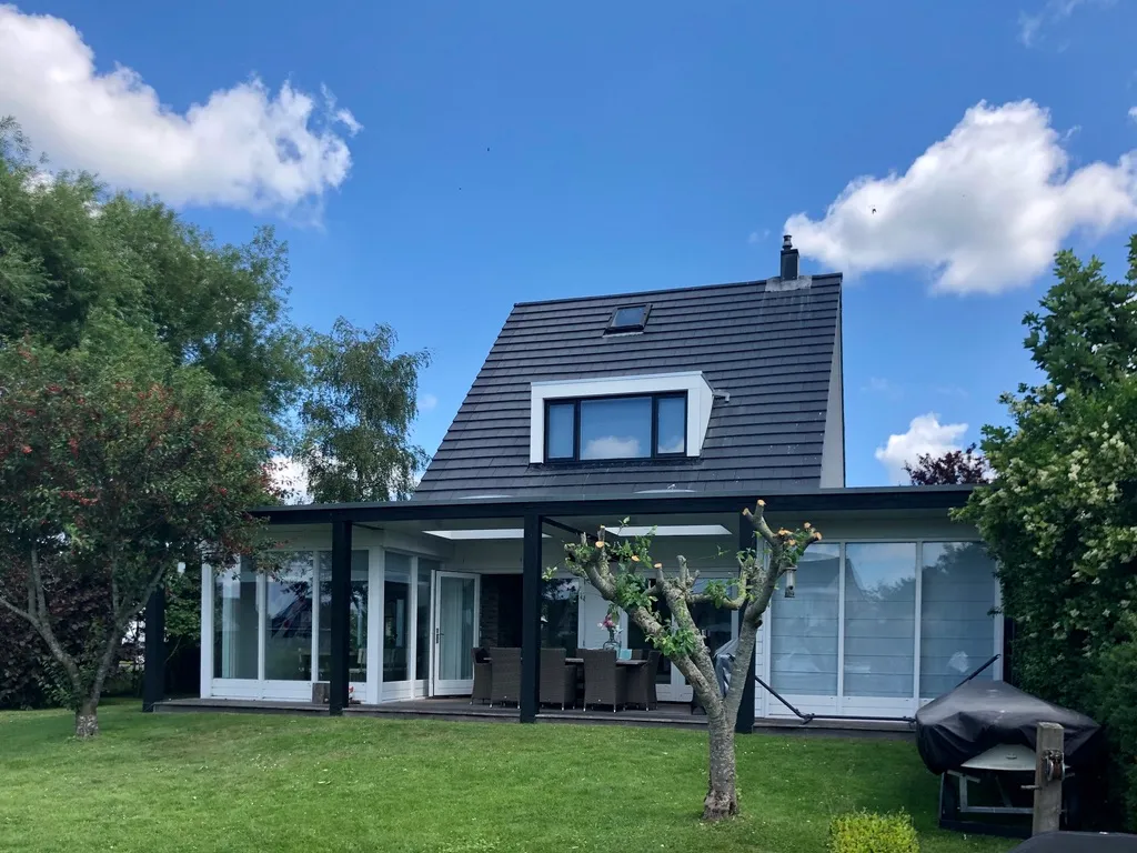 Luxe wonen aan het water: een beachy droomhuis