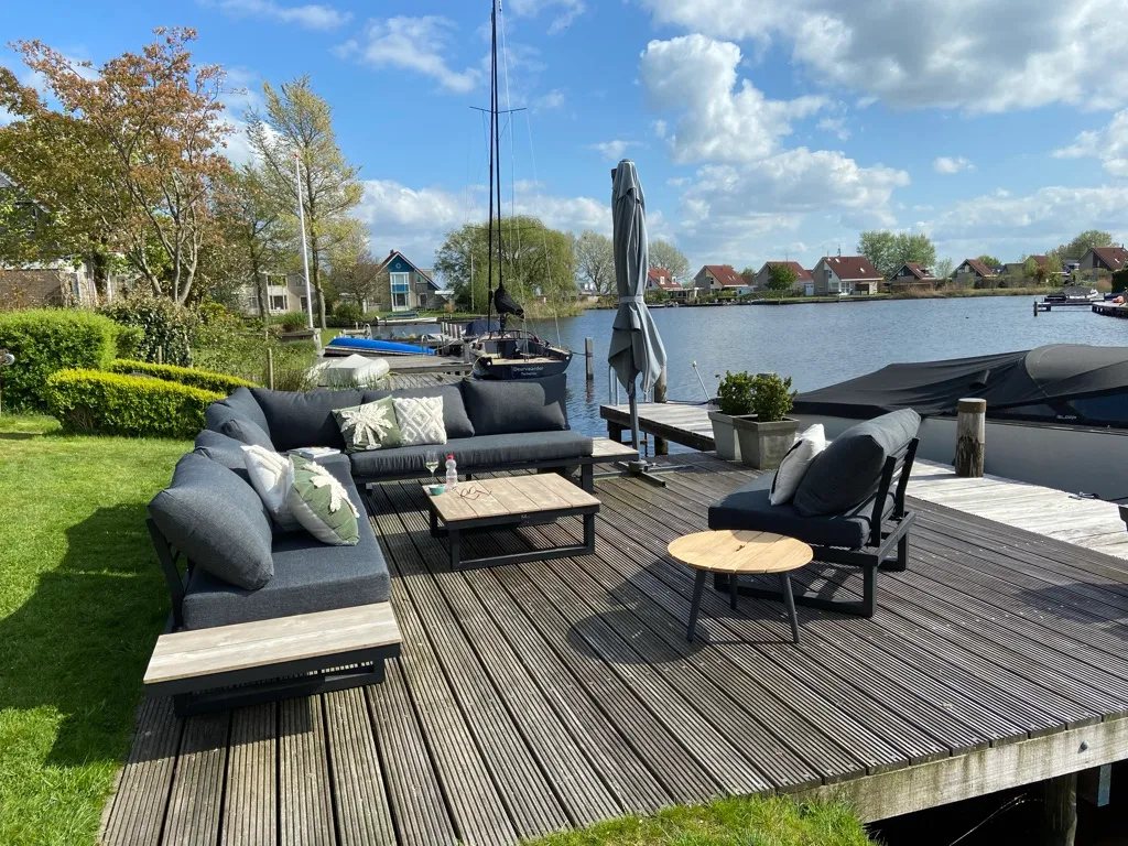 Luxe wonen aan het water: een beachy droomhuis