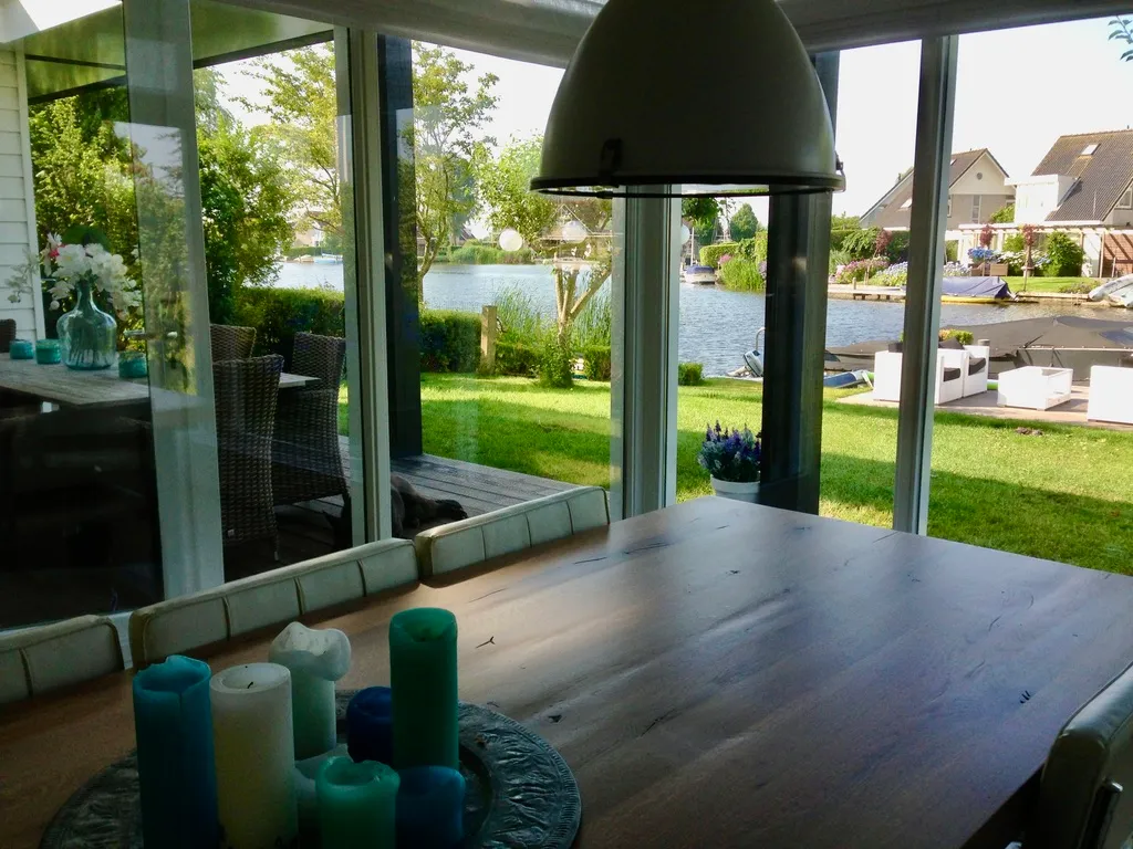Luxe wonen aan het water: een beachy droomhuis