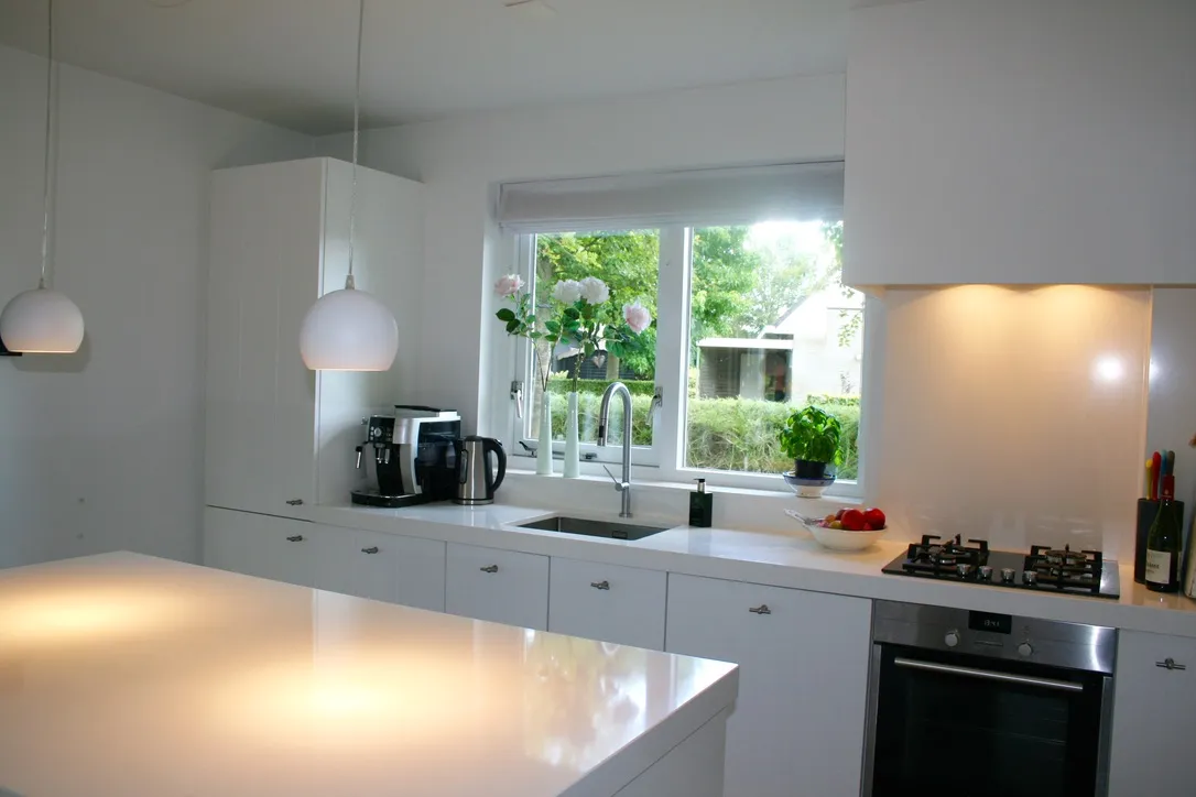 Luxe wonen aan het water: een beachy droomhuis