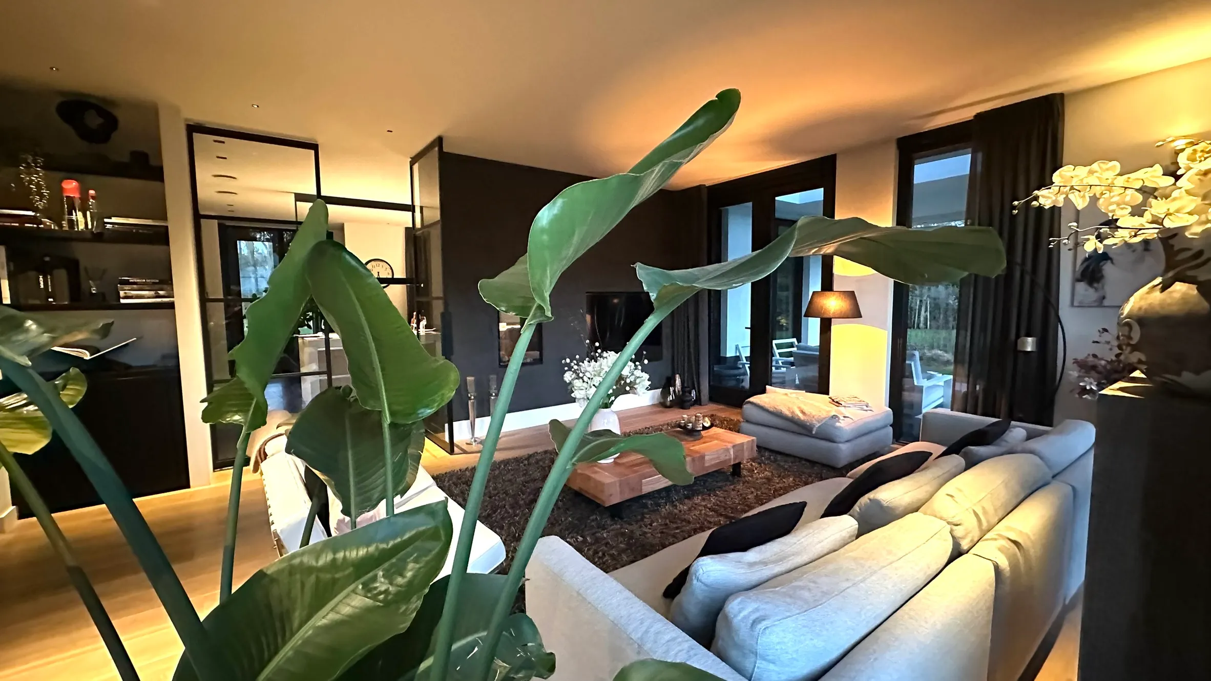 Warm, luxe interieur met natuurlijke materialen — project van BuroGo