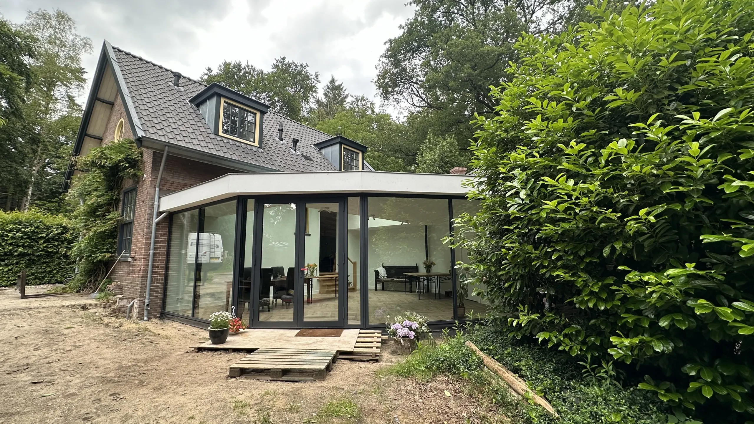 Authentieke woonboerderij met serre en groene woonkeuken — na