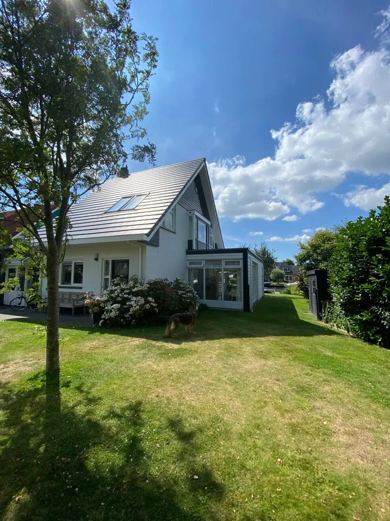 Woning aan het water na de transformatie door BuroGo
